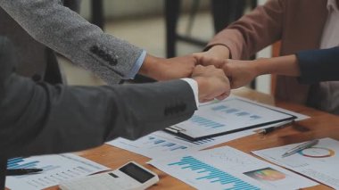 İşadamlarının elleri işlerini sallıyor