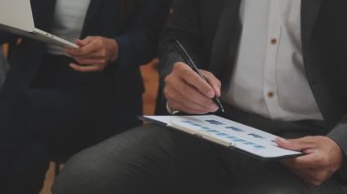 İşadamı kağıda yazıyor.