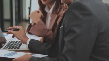 İş insanlar çalışma ile dizüstü Office