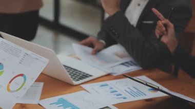 İş adamları modern ofiste birlikte çalışıyorlar.