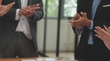 İş adamları birlikte çalışıyor.