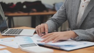 Kapat. Ofisteki iş adamı