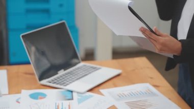 Ofiste çalışan iş kadını..