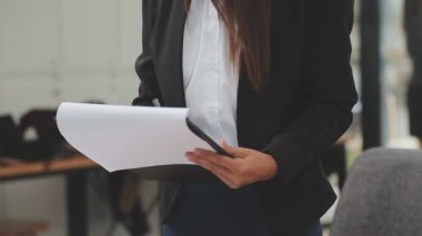 Ofiste belgeli genç bir kadın var..