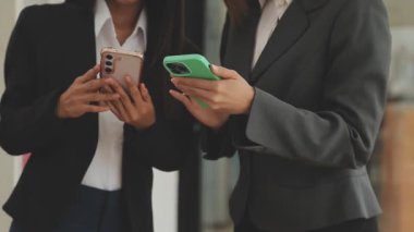 İş kadınları telefon ve iş adamları kullanır. İş adamları akıllı telefon kullanır.