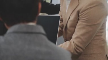 Yakın çekim. İş ekibi iş başında