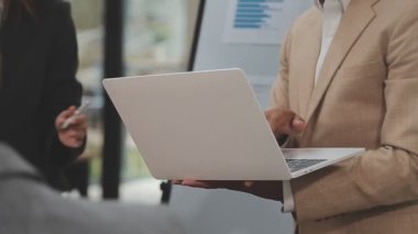 Bir Tablet Kullanan İşadamı