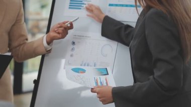 İş adamı iş planlarının arkaplanındaki mali raporu tartışıyor.