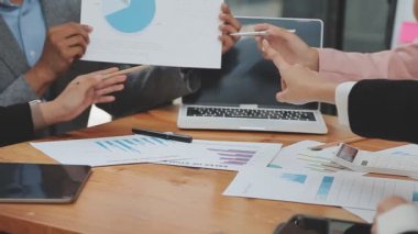 Yeni proje ofisi tartışırken iş adamları