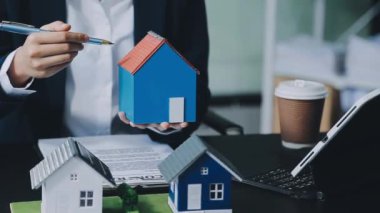 Ev modeli ile iş adamı