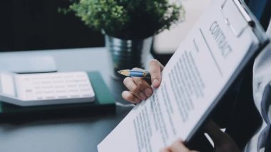 Ofisteki adam kontratı imzalıyor