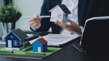 Emlakçının ev modelini ev modeline vermesi