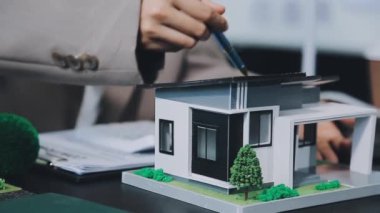 İş adamları yeni evi tartışıyor ve planlıyorlar..