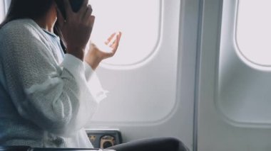 Akıllı telefonu olan genç bir kadın.