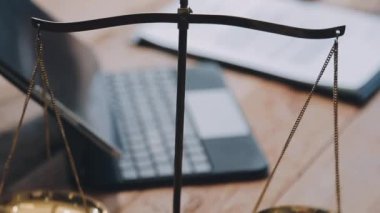 Masada adalet terazisi, tokmak ve kitaplarla..