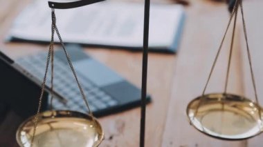 İş konsepti. Adalet terazisi ve tokmak masada.