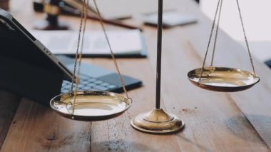 Terazili, adaletli ve tokmaklı iş kavramı. Belgelerle çalışan bir avukat. Hukuki adalet ve hukuki kavram.