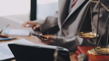 Avukat, masada tablet ve tabletle çalışıyor. Hukuki danışmanlık, hukuk hizmetleri ve adalet hukuku kavramı