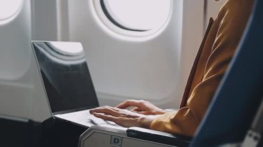 Genç adam modern bir iş ofisinde..