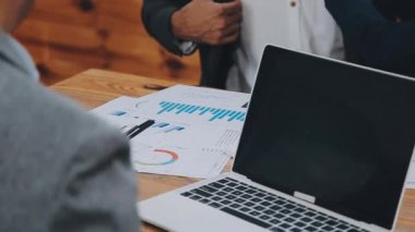 İş adamı ve kadın iş yeri ve ofis konseptini tartışıyor.