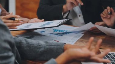 iş adamları iş tartışıyor