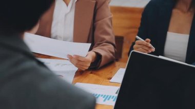 ofiste çalışan iş adamlarının yakın çekim.