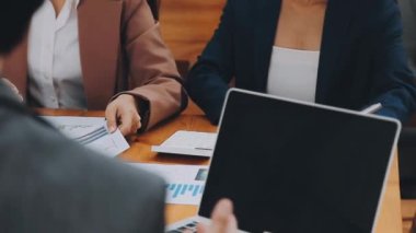 İş adamları yeni fikirleri tartışıyor ve ofiste beyin fırtınası yapıyorlar.