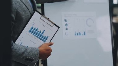 Grafik grafiğini gösteren işadamı