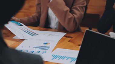 Ofiste çalışan iş adamları