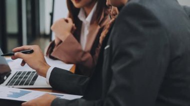 Ofiste belge ve dizüstü bilgisayarla çalışan iş adamları