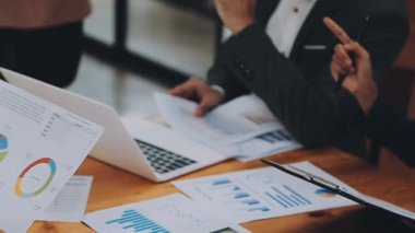 Finansal veriler tartışırken iş adamları