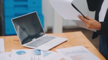 İş adamları iş yerinde tartışıyor ve tartışıyorlar