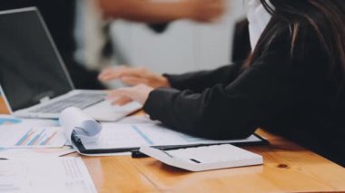 Ofiste dizüstü bilgisayar kullanan bir iş kadını. iş kavramı