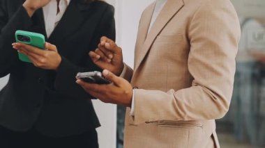 İş kadını kahve molası için akıllı telefon kullanıyor.