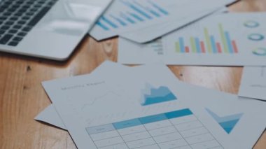 Masadaki iş çizelgeleri ve grafikler.