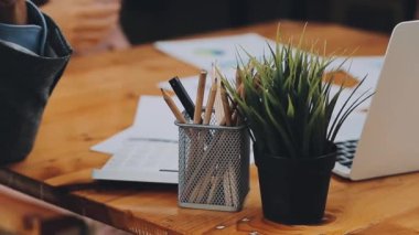 Bilgisayarlı ve akıllı telefonlu çalışma masasının görüntüsünü kapat