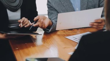 İş adamları birlikte çalışıyor.