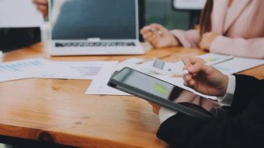 Ofiste çalışan iş kadını.