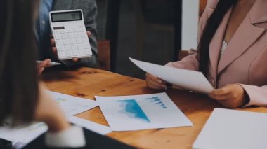 Kapat. İş ekibi yeni bir finans projesini tartışıyor