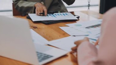 Yakın plan - ofiste dizüstü bilgisayarla çalışan işadamlarının görüntüsü.