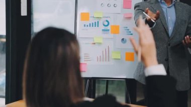 Ofiste çalışan iş adamları