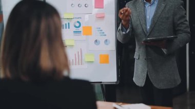 Ofisteki bir toplantıda iş adamları.