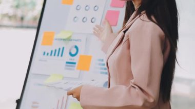 İş kadını gemide beyaz tahtayla yazıyor..