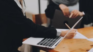 Ofiste çalışan iş adamları