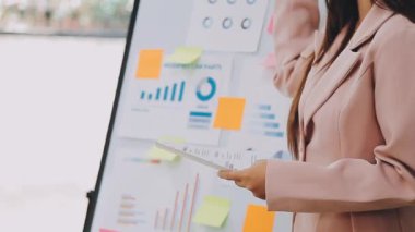 Arkaplanda çizelge ve belgeler olan iş kadınları