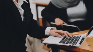 İş kadını ofis masasında dizüstü bilgisayar kullanıyor..