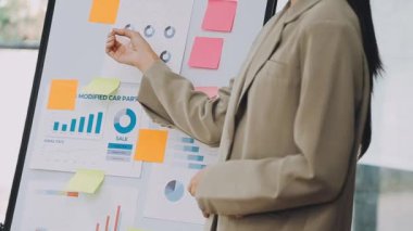 İş kadını toplantı sırasında iş arkadaşlarıyla parmak işareti yapıyor