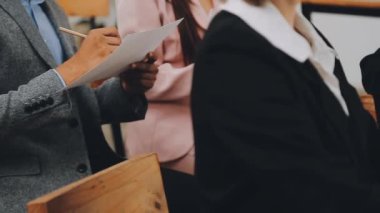 İş adamları ofiste el sıkışıyor..