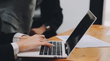 Bilgisayar kullanan bir iş adamı