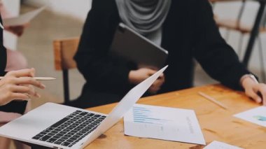 Modern başlangıç ofisinde proje tartışması yapan iş ekibinin kapatılması